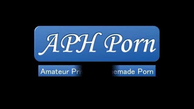 Голая телка сосет хуй в