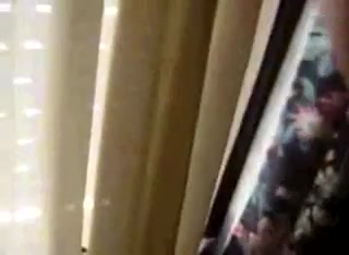 Растягивает пизду секс игрушкой 