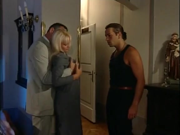 Очаровательную блондинку разодрало два парня