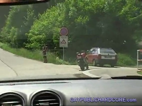 Парень первый раз пробует сосать