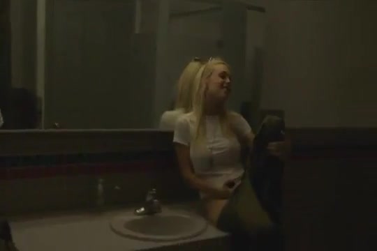 Пьяная девочка мастурбирует в туалетной комнате ресторана