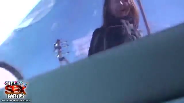 Мужик спрашивает дорогу у девушки и дрочит в машине а она смотрит