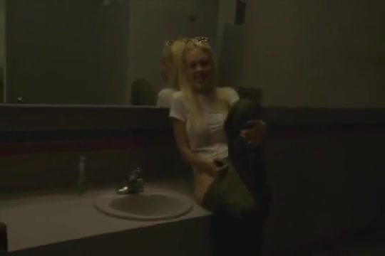 Пьяная студентка мастурбирует в туалете