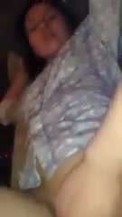 Ковыряется пальцами в пизде пьяной сестры