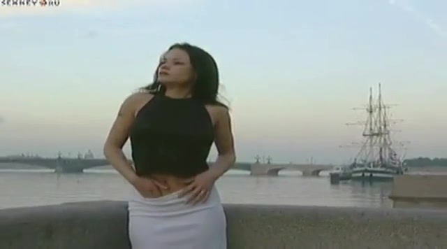 Питерская девушка мастурбирует на разводом мосту в белую ночь