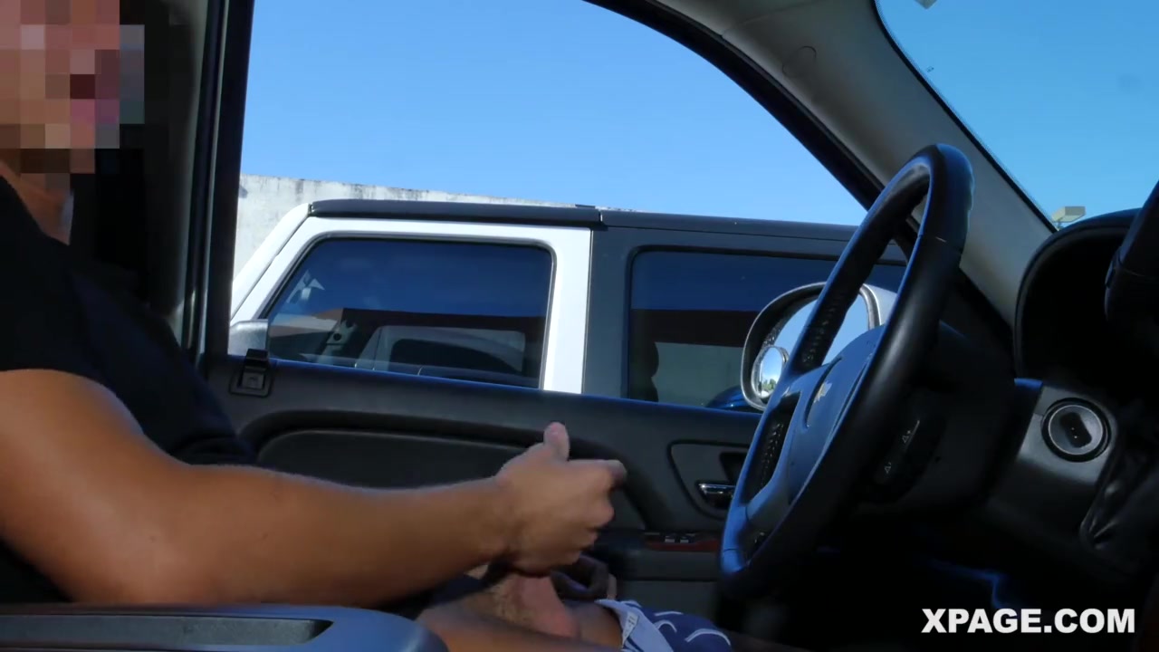 Мужик дрочит в тачке а девчонка с улицы смотрит