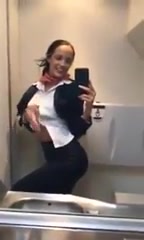 Девка в туалете магазине снимает сиськи и писю через зеркало