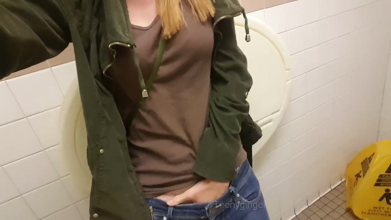 Девочка закрылась в туалете и мастурбирует снимая себя со стороны по камеру