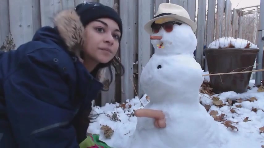 Девка насилует снеговика с резиновым членом на улице