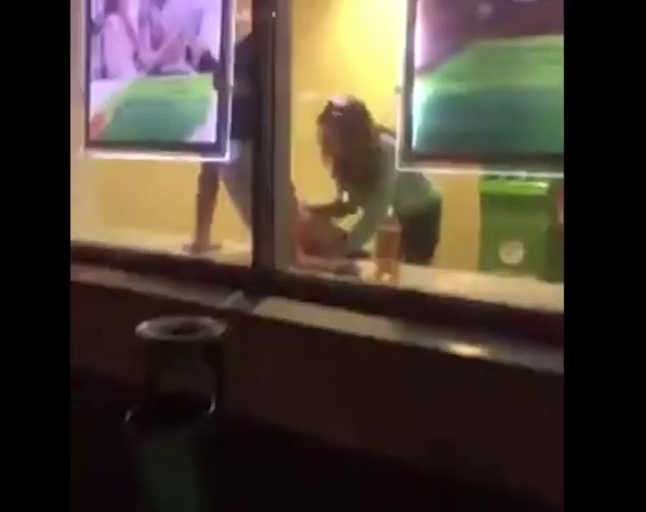 Фото №1 - Девка сосет член у парня на подоконнике отделения сбербанка