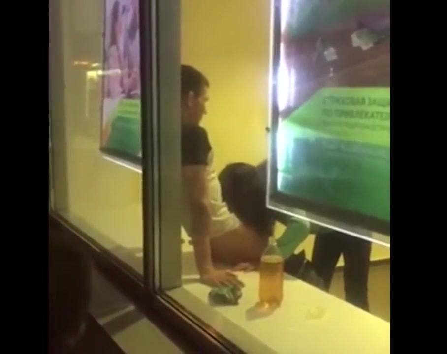 Фото №3 - Девка сосет член у парня на подоконнике отделения сбербанка