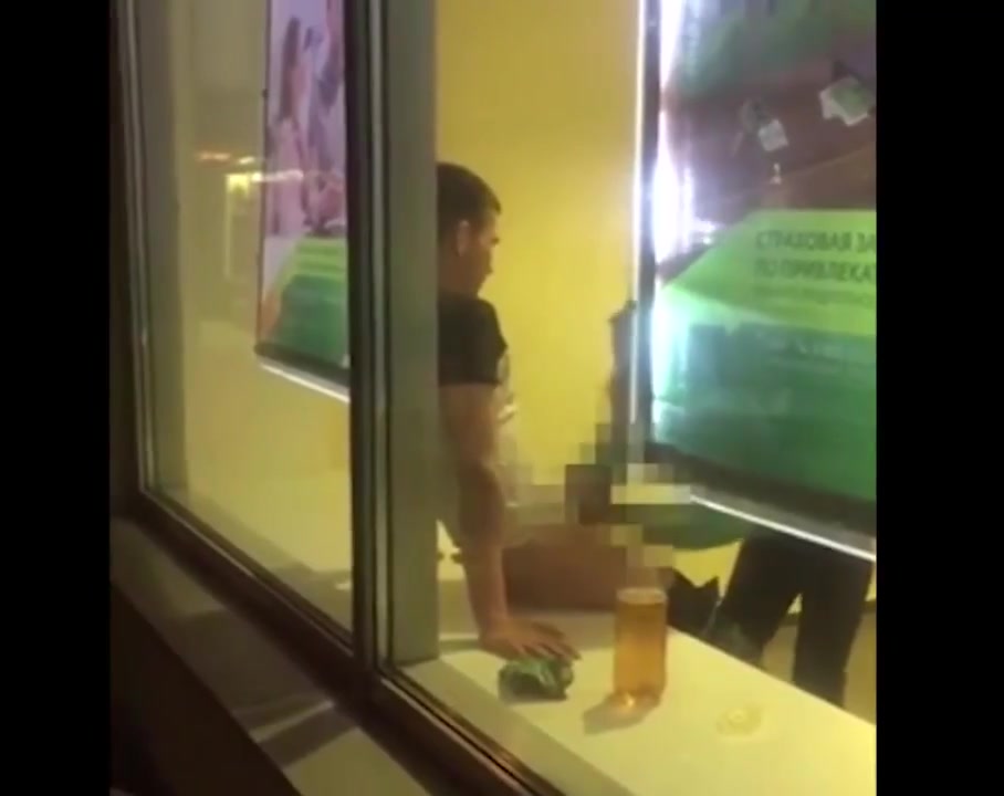 Фото №4 - Девка сосет член у парня на подоконнике отделения сбербанка