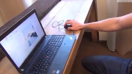 Брат работает за компьютером, под столом сестра сосет его член