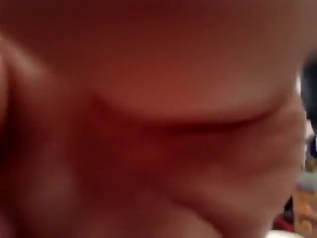 Девка смотрит как парень ебёт девку в видео-чата и дрочит с ними