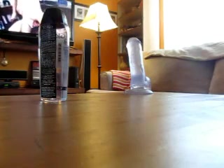 Молоденькая девка устанавливает веб камеру и мастурбирует влажную киску