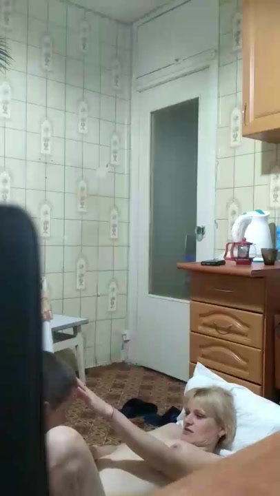 Злой маме сынок языком теребит клитор