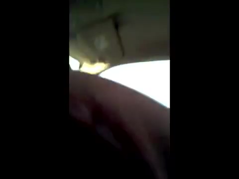 Девушка смотрит как парень дрочит в машине