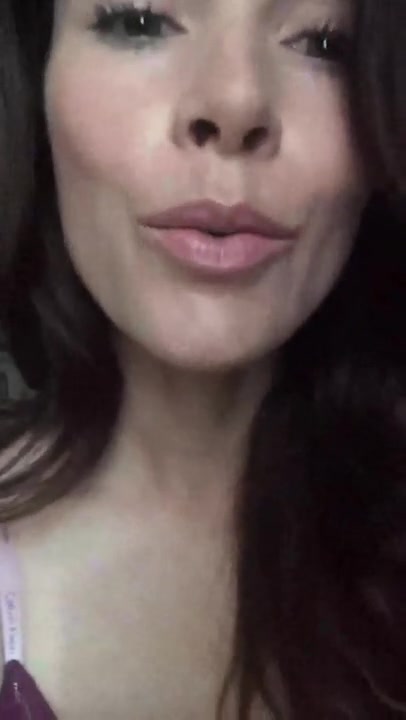 Молоденькая девочка, показала сиськи по вебкамере