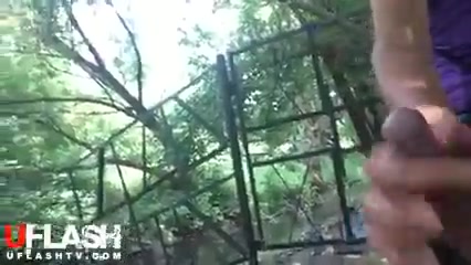 Девушка в парке помогает онанисту кончить рукой