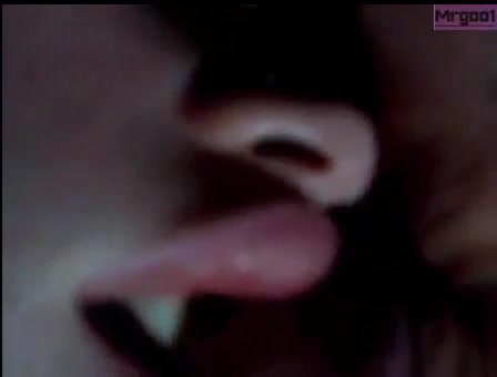 Сонная девка сосет член и трахается. Папа разбудил дочь и она сонная сосет член и трахается с отцом. 