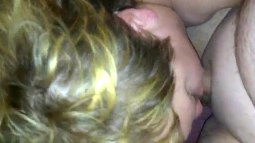 Папа разбудил дочку и дал член. Сонная дочка сосет член отца когда разбудил