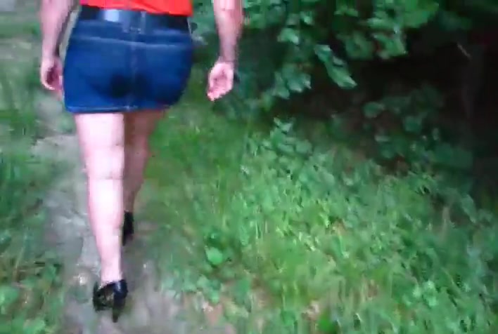 Толстуха за деньги делает минет а потом и трахается в лесу с незнакомым но богатым парнем