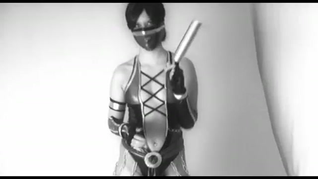 Девка на кастинге мастурбирует в костюме из латекса с холодным оружием в руках