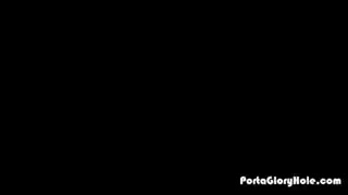 Фото №1 - На скрытую камеру в туалетной кабинке сикают молодые писи