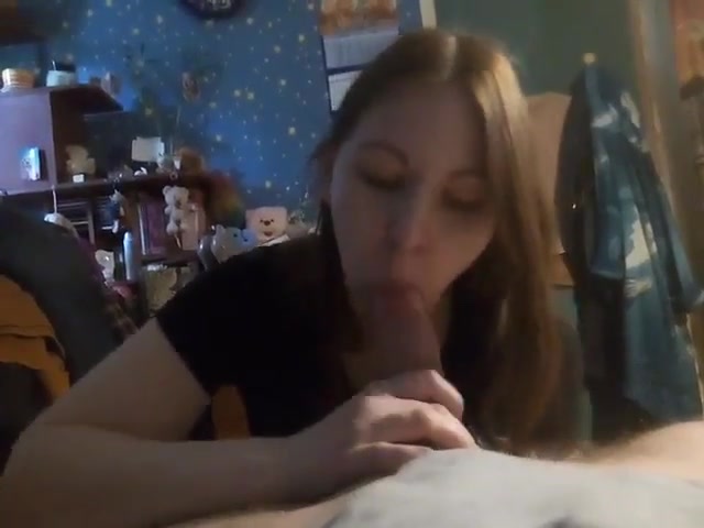 В комнате брат и сестра на коленях посасывает хуй до спермы