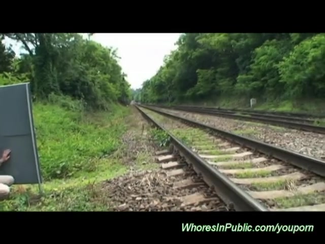 Мужик в кустах подглядывают как молодые трахаются на природе