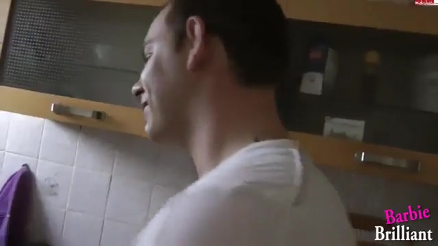 Фото №4 - В ванной брат жёстко трахает пизду ладошкой