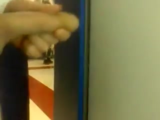 Пацан дрочит из примерочной на девок в магазине