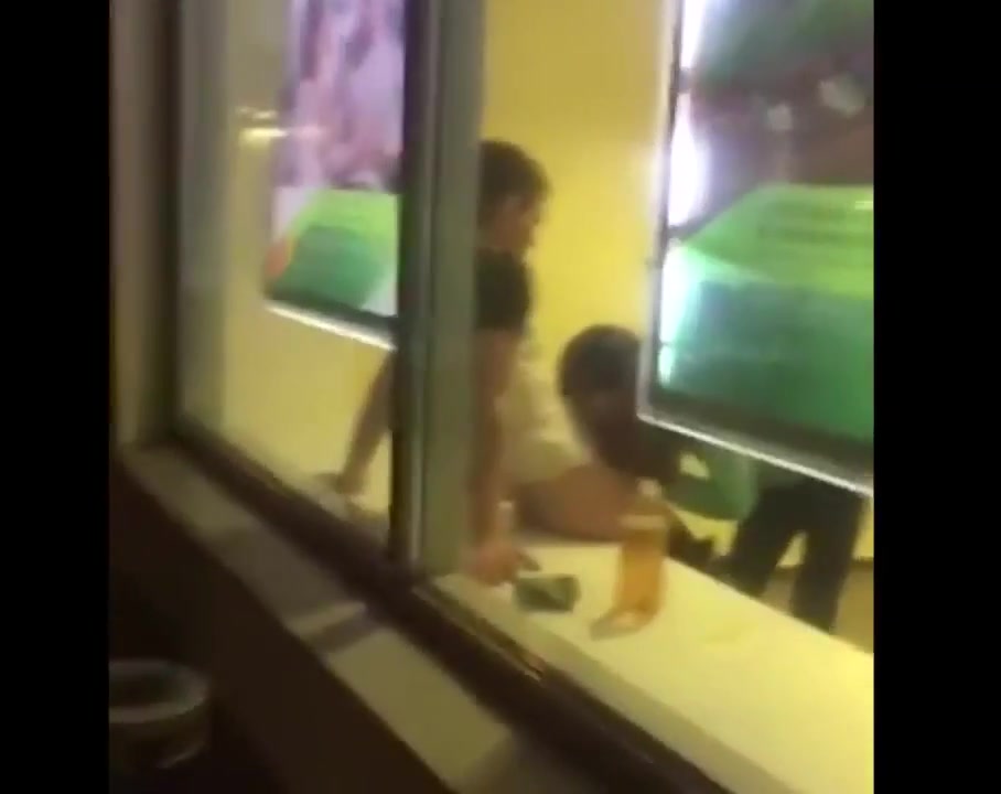 Девка сосет парню в отделении ночного сбербанка