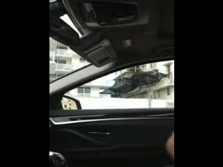 Ебёт член таксиста в движении 