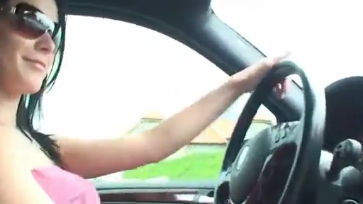 Баба ведет машину а мужик дрочит её писю