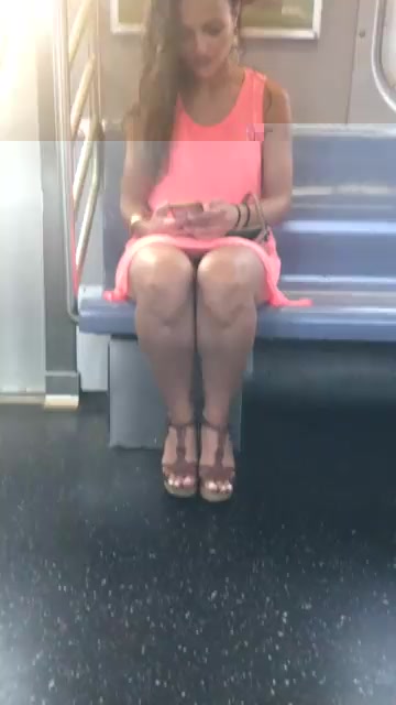 Фото №1 - Девушка с парнем трахаются в вагоне метро