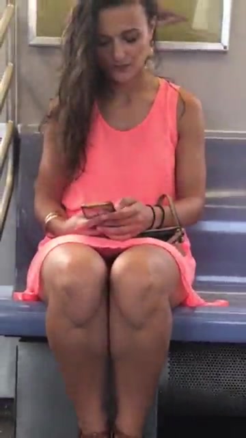 Фото №4 - Девушка с парнем трахаются в вагоне метро