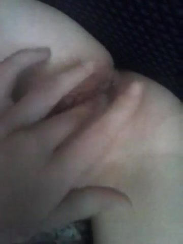 Девушка медленно и нежно мастурбирует под одеялом