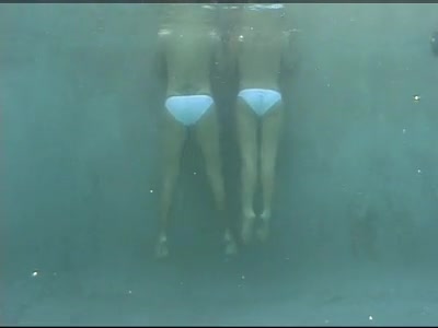 Девушки мастурбируют в бассейне в белых трусиках