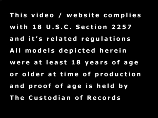 Голые лесбиянки нудисты возле бассейна лижут манду друг у друга