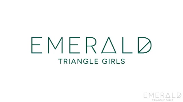 Красотка позирует голой на камеру лучшего друга