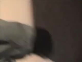 Сестренка показывает младшему братику большую грудь