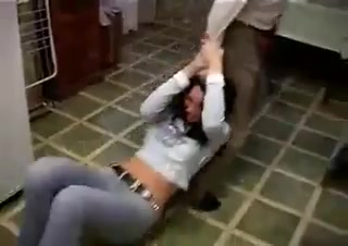 Обмотал руки девушке и трахнул в рот