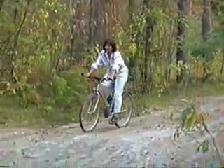 Девушка снимает ананиста на видеокамеру в лесу