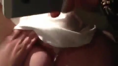 Чувственная сексуальная блонда с сиськами показывает все свои прелести на камеру