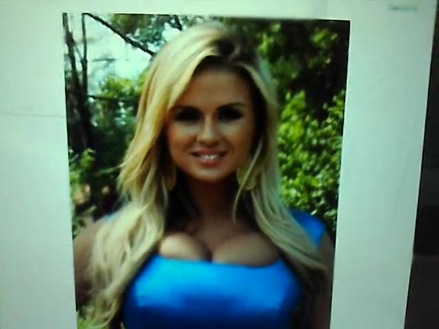 Парень дрочит и кончает на фото бывшей