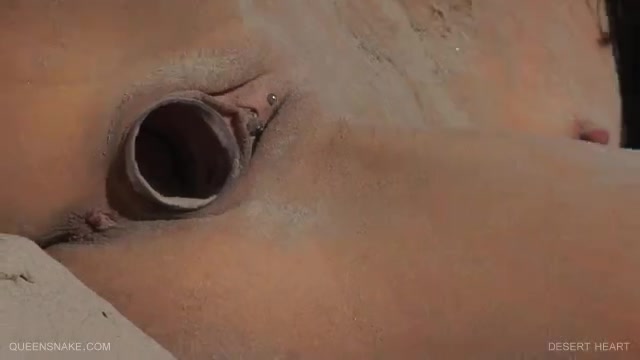 Фото №3 - Девушка мастурбирует клитор обсыпанный песком на пляже