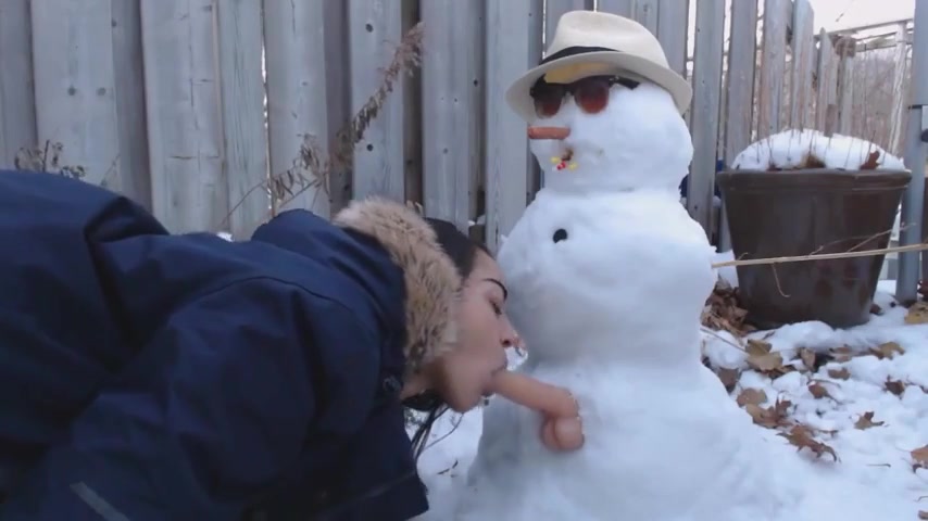 Озабочка трахает снеговика с членом на улице