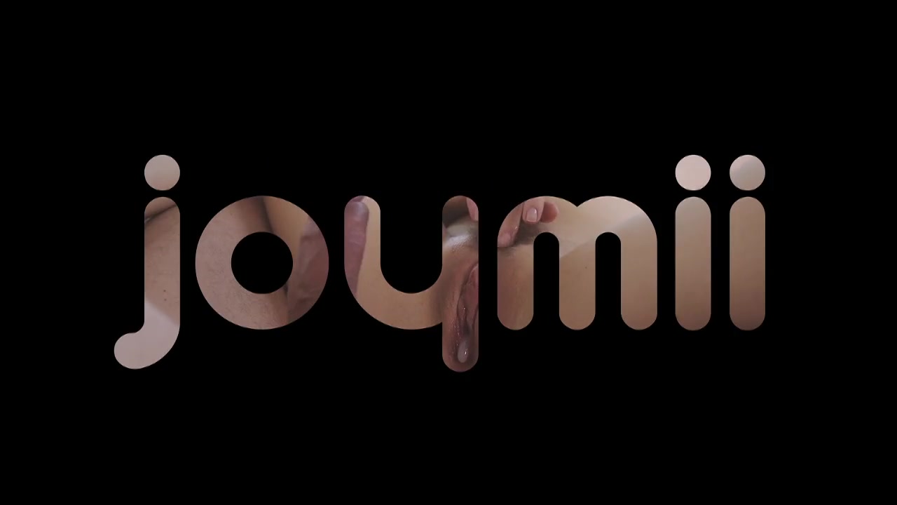 Пьяная женщина мастурбирует перед другом сына