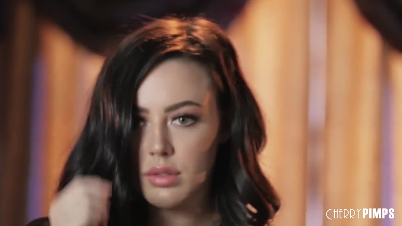 Фото №2 - Сексуальная женщина в сексуальном нижнем белье мастурбирует через прозрачные трусики